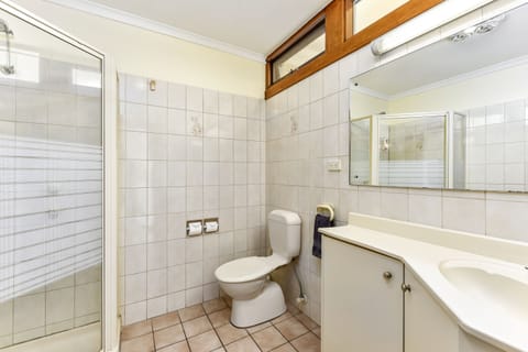 Twin Room | Bathroom | Free toiletries, hair dryer, towels