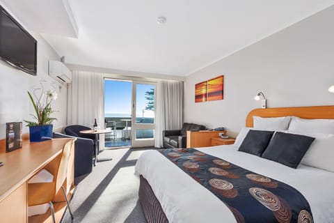 Executive Double Room, Sea View | Minibar, in-room safe, blackout drapes, soundproofing