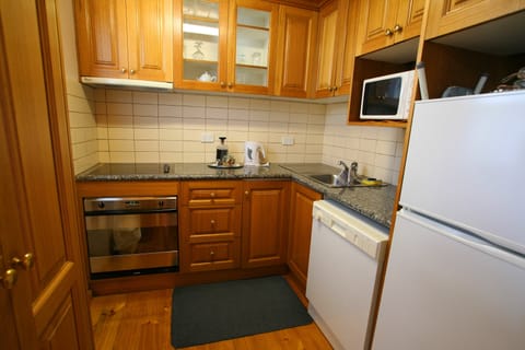 One Bedroom Cottage | Private kitchen | Fridge, coffee/tea maker, electric kettle