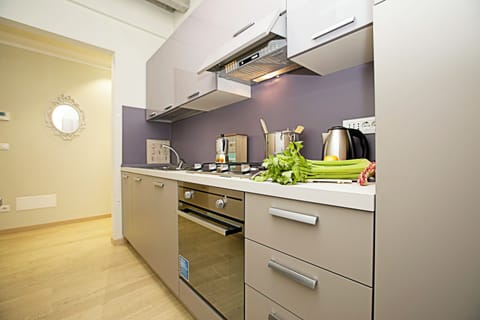 Full-size fridge, microwave, oven, stovetop
