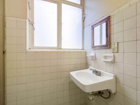 Standard Quadruple Room | Bathroom | Shower, free toiletries, towels, shampoo