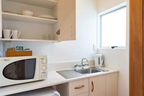 1 Bedroom Motel Unit | Private kitchenette | Fridge, electric kettle