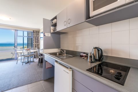 One Bedroom Lake View Suite  | Private kitchenette | Fridge, microwave, electric kettle, toaster