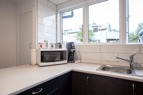 Offsite Comfort Apartment, Mountain View | Private kitchen