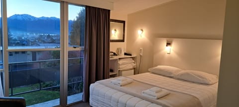 Deluxe Double Room | Bed sheets, alarm clocks