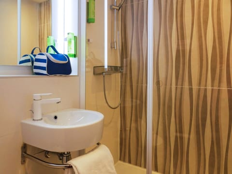 Double Room, 1 Double Bed | Bathroom | Shower, eco-friendly toiletries, hair dryer, towels