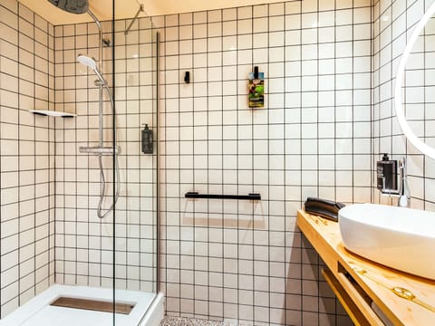 Standard Room, 2 Twin Beds | Bathroom | Shower, eco-friendly toiletries, hair dryer, towels