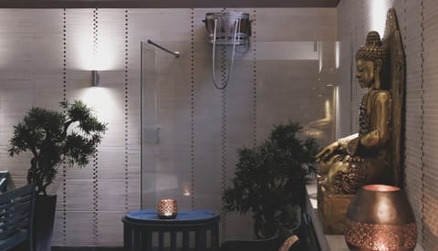 Couples treatment rooms, sauna, hot tub, body treatments, aromatherapy