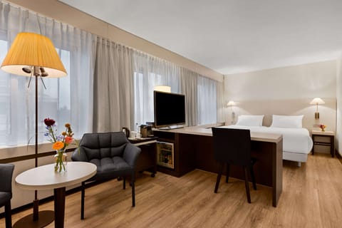 In-room safe, desk, bed sheets