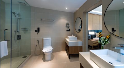 Executive Suite, 1 King Bed, Sea Facing (Renovated) | Bathroom | Shower, free toiletries, hair dryer, slippers