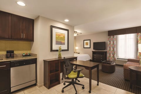 Studio Suite, 1 King Bed | In-room safe, desk, laptop workspace, soundproofing