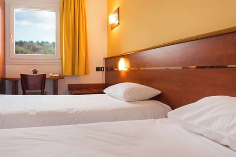 Twin Room | Desk, laptop workspace, soundproofing, iron/ironing board