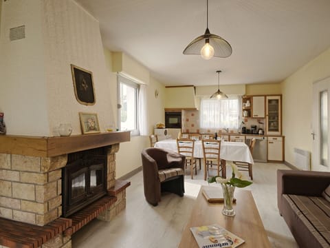 Property, Table, Wood, Interior Design, Picture Frame, Lighting, Architecture, Living Room, Window, Floor