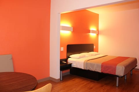 Standard Room, 1 King Bed, Non Smoking | Iron/ironing board, free WiFi, bed sheets