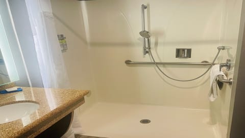 Standard Room, 1 King Bed, Accessible, Non Smoking (Communication Accessible) | Bathroom | Combined shower/tub, free toiletries, hair dryer, towels