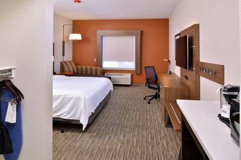 Standard Room, 1 King Bed, Accessible (Comm Mobil Access Tub) | In-room safe, desk, blackout drapes, iron/ironing board