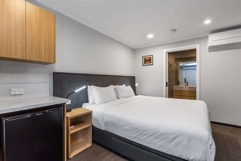 Standard Room, 1 King Bed, Non Smoking, Ground Floor (Walk-in Shower) | Premium bedding, pillowtop beds, minibar, desk