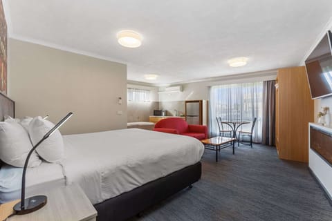 Suite, 1 King Bed, Non Smoking, Kitchenette | Premium bedding, pillowtop beds, minibar, desk