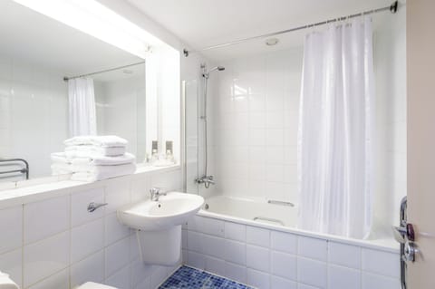 Combined shower/tub, free toiletries, hair dryer, towels