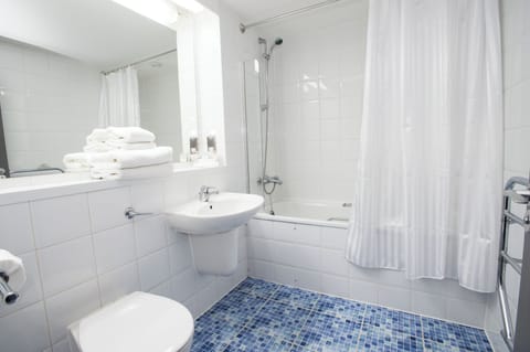 Combined shower/tub, free toiletries, hair dryer, towels