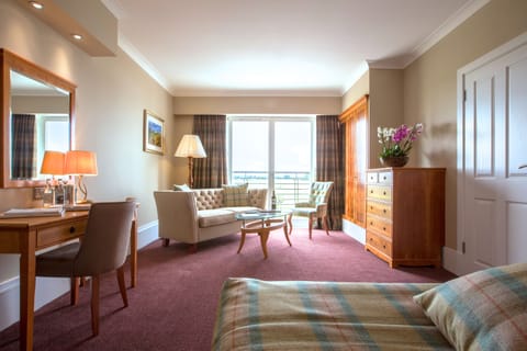 Junior Suite | Desk, iron/ironing board, free cribs/infant beds, free rollaway beds