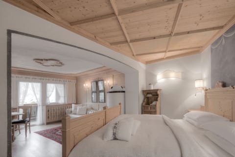 Premium bedding, down comforters, in-room safe, blackout drapes