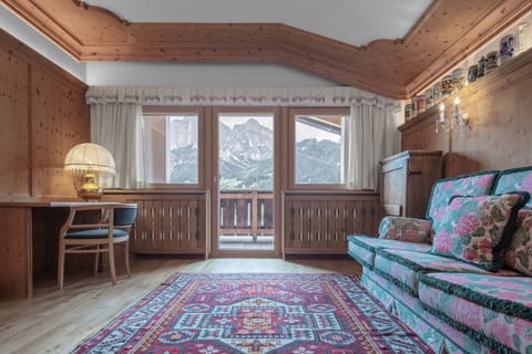 Premium bedding, down comforters, in-room safe, blackout drapes