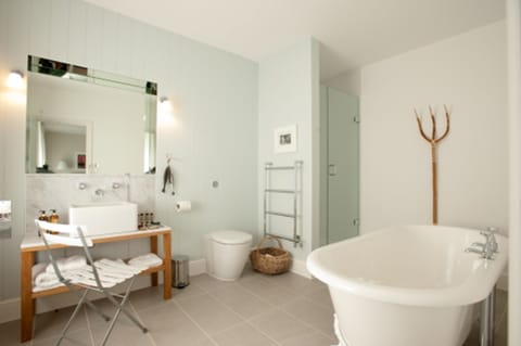 Superior Double Room | Bathroom | Free toiletries, hair dryer, towels, soap