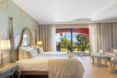 Deluxe Double Room, Sea View | Minibar, in-room safe, blackout drapes, rollaway beds