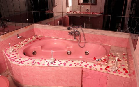 Honeymoon Suite | Jetted tub