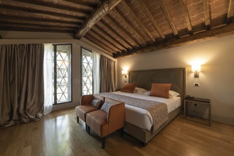 Senior Suite, Bathtub | In-room safe, individually decorated, individually furnished, desk