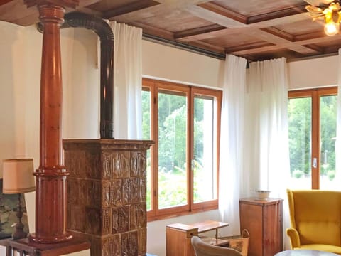 Ceiling, Room, Property, Column, Building, Interior Design, Beam, Furniture, Wood, Wood Stain