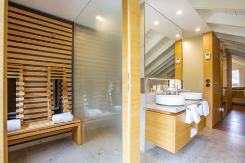 Suite | Bathroom | Free toiletries, hair dryer, bathrobes, slippers