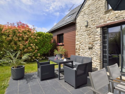 Plant, Property, Building, Natural Landscape, Tree, Land Lot, House, Cottage, Landscape, Residential Area