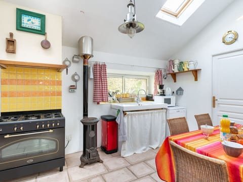 Property, Cabinetry, Table, Picture Frame, Lighting, Interior Design, Kitchen, Wood, Flooring, Countertop