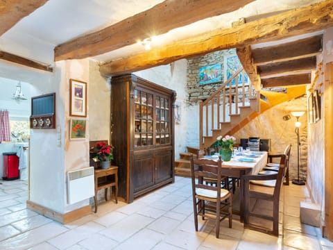 Table, Property, Furniture, Wood, Chair, Picture Frame, Interior Design, Architecture, Houseplant, Floor