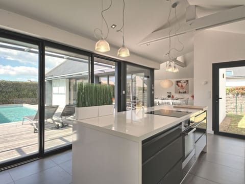 Cabinetry, Property, Countertop, Furniture, Building, Window, Table, Tap, Interior Design, Chair