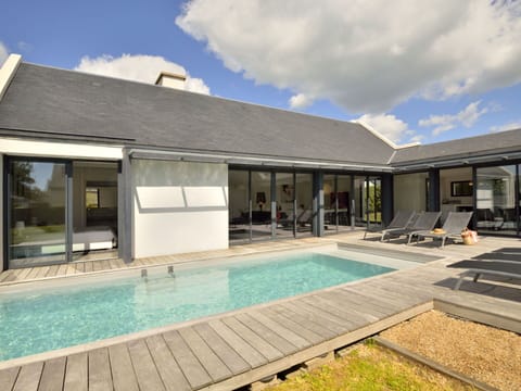 Sky, Cloud, Water, Property, Building, Swimming Pool, Azure, Plant, House, Shade