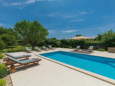Sky, Cloud, Plant, Water, Swimming Pool, Shade, Tree, Outdoor Furniture, Rectangle, Grass