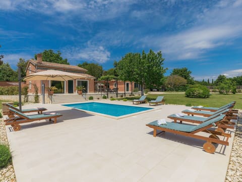 Cloud, Sky, Plant, Furniture, Building, Swimming Pool, Table, Shade, Outdoor Furniture, Tree