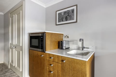 Studio | In-room safe, blackout drapes, iron/ironing board