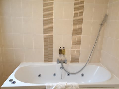 Signature Double Room | Bathroom | Combined shower/tub, free toiletries, hair dryer, towels