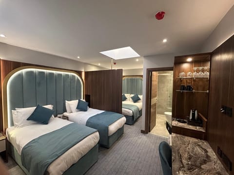 Deluxe Quadruple Room | Bathroom | Bathtub, free toiletries, hair dryer, towels