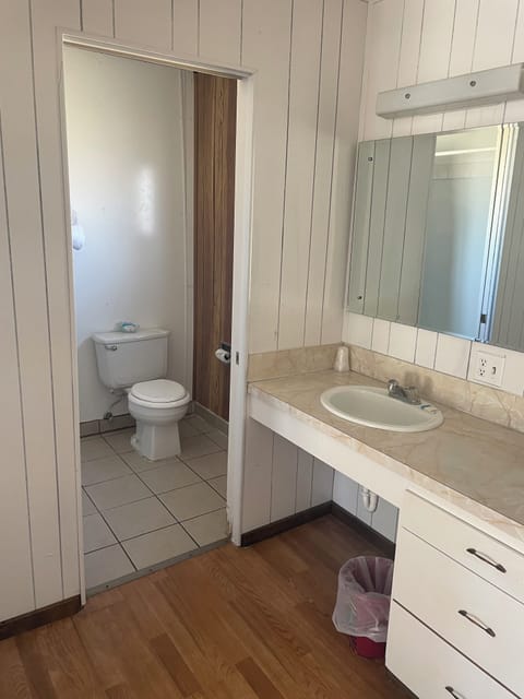 Combined shower/tub, free toiletries