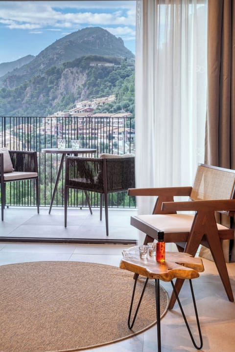 1 bedroom, premium bedding, minibar, in-room safe