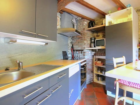 Cottage | Private kitchen | Electric kettle, toaster, cookware/dishes/utensils