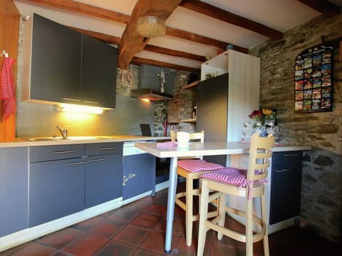 Cottage | Private kitchen | Electric kettle, toaster, cookware/dishes/utensils