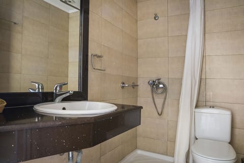 Triple Room | Bathroom | Free toiletries, hair dryer, slippers, towels