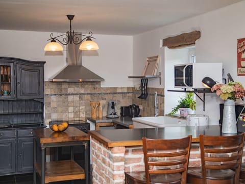 Cottage | Private kitchen | Highchair, cookware/dishes/utensils