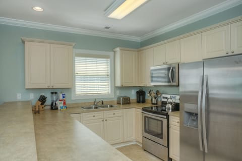 Condo, 3 Bedrooms | Private kitchen | Full-size fridge, microwave, oven, stovetop